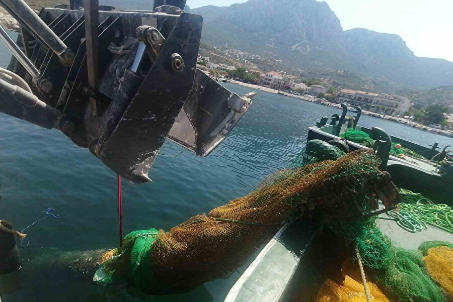 İzmir'de korkutan anlar: ​Balıkçı ağına denizaltı torpidosu takıldı