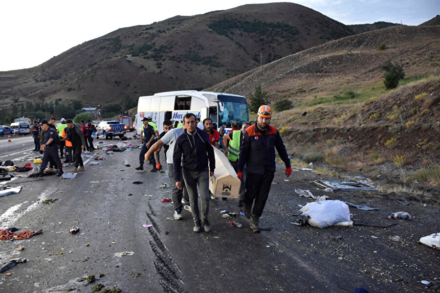 Sivas'ta feci kazada 4 ölü, 33 yaralı: İşte kazadan ilk görüntüler