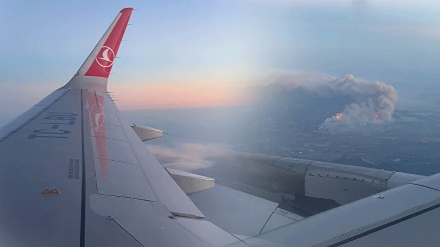 Sakarya'daki yangın devam ediyor: Felaketin boyutu yolcu uçağından görüntülendi
