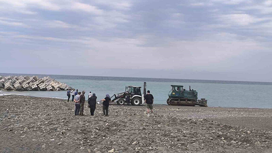 ​Sahilde güneşlenen kadını ezdi: Ölüme sebep olan iş makinesinin operatörü tutuklandı