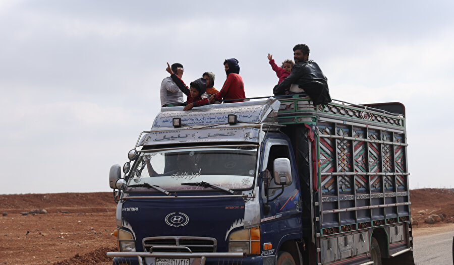 Süveyda'da zorla yerinden edilen aileler yaşadıklarını anlattı: Rehineler canlı kalkan olarak kullanıldı...