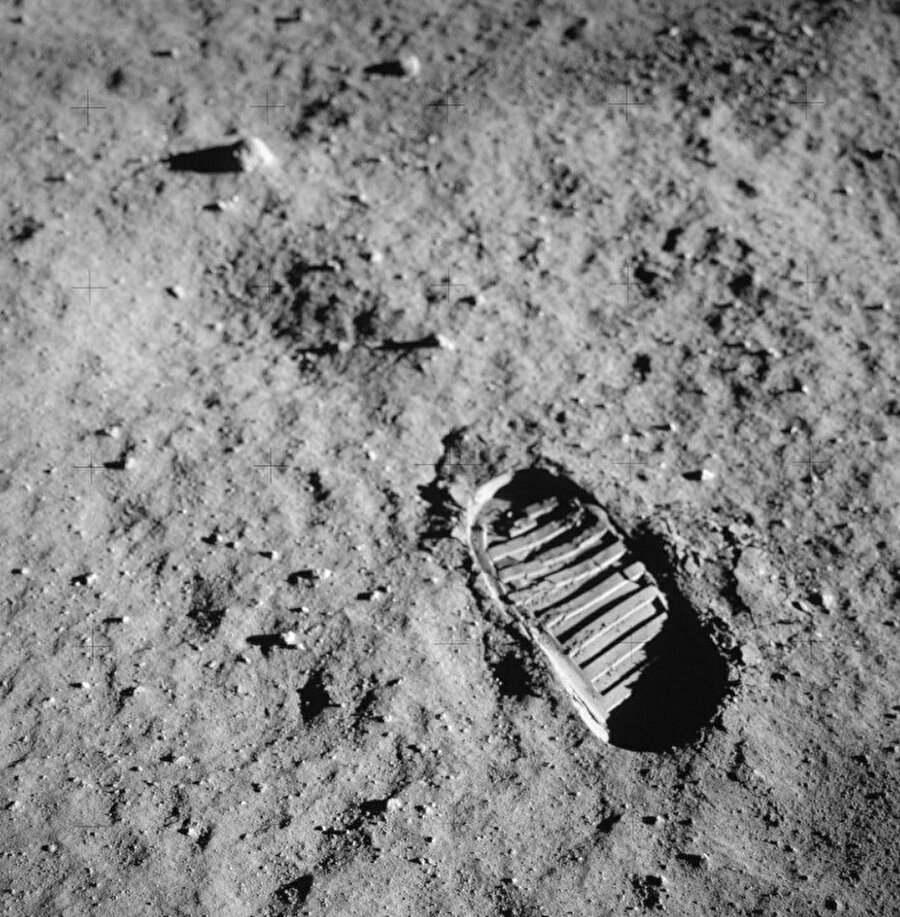 Ay'da insan ayak izi