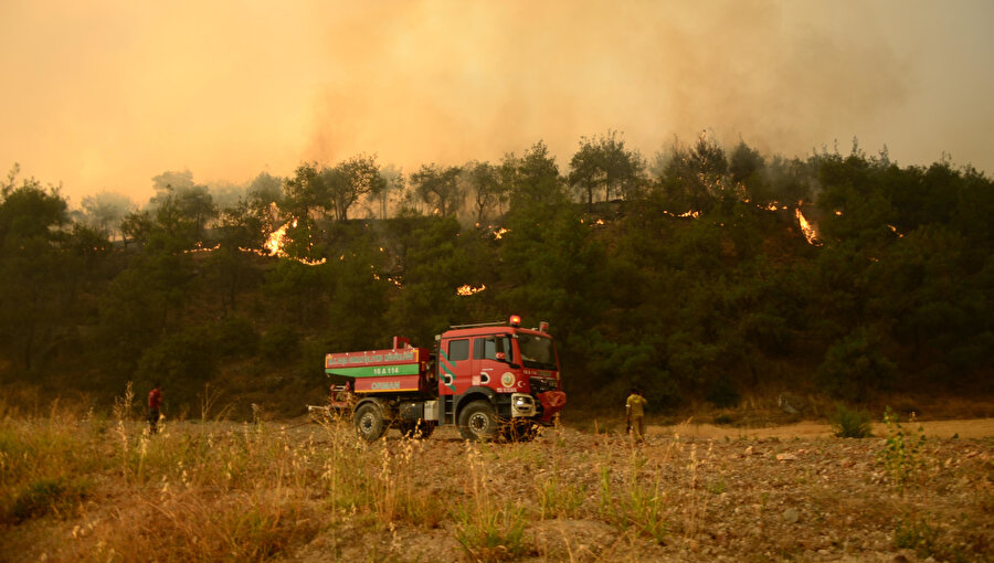 Sakarya’da çıkıp Bilecik’e sıçrayan orman yangını yayıldı; 4 köy tahliye edildi