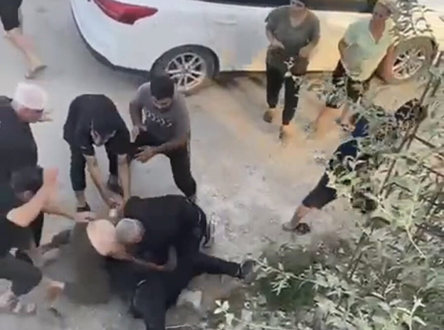 Kavgayı ayırmaya çalışanlara bıçaklı saldırı kamerada: Bir ölü, üç yaralı