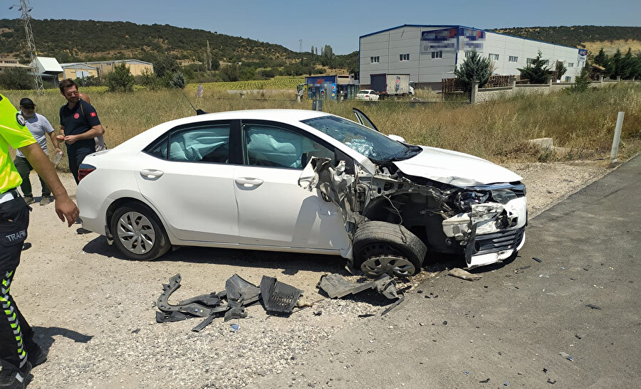 Otomobil, radar uygulaması yapan araca çarptı: Biri polis iki yaralı