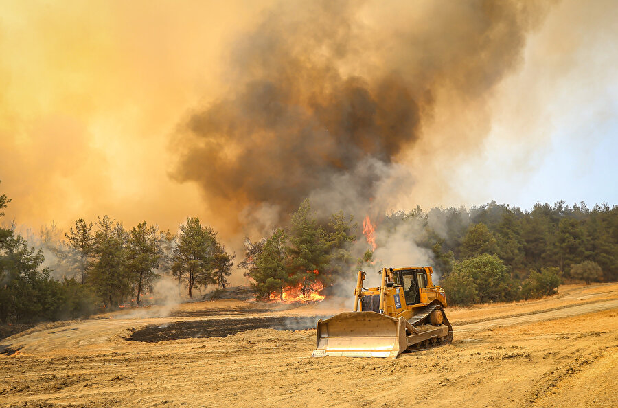 Bilecik'te orman yangını devam ediyor: Bir köy daha tehlike altında