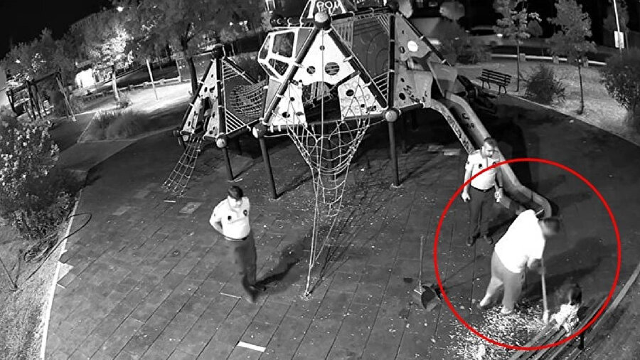 Yalova'da zabıta ekipleri parkta çekirdek kabuklarını yere atanlara temizlik yaptırdı.