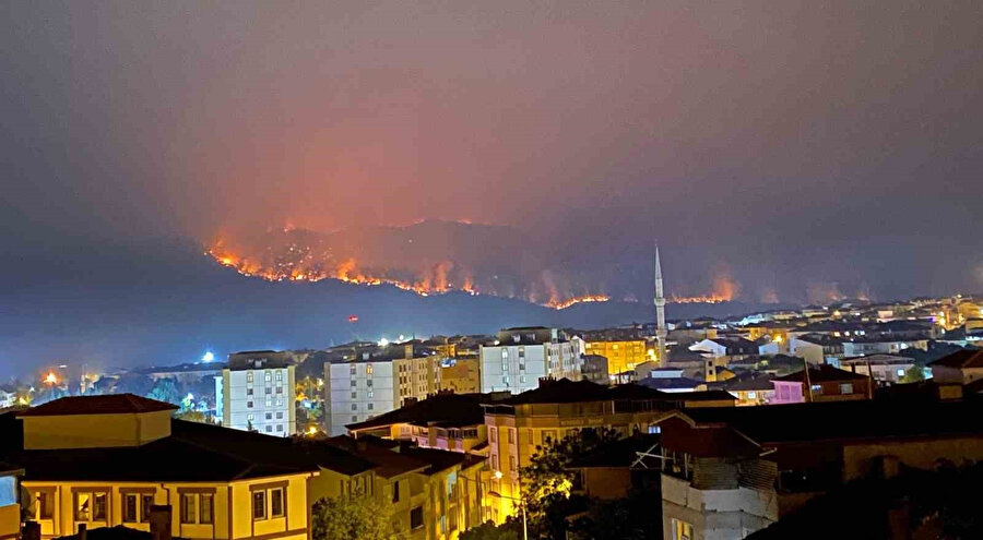 Bilecik’teki yangında alevler ilçe merkezine doğru ilerliyor