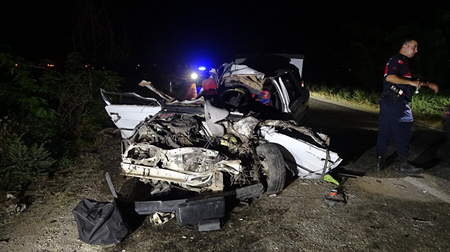 Adana'da otomobil ile kamyonet çarpıştı, 4 kişi yaralandı