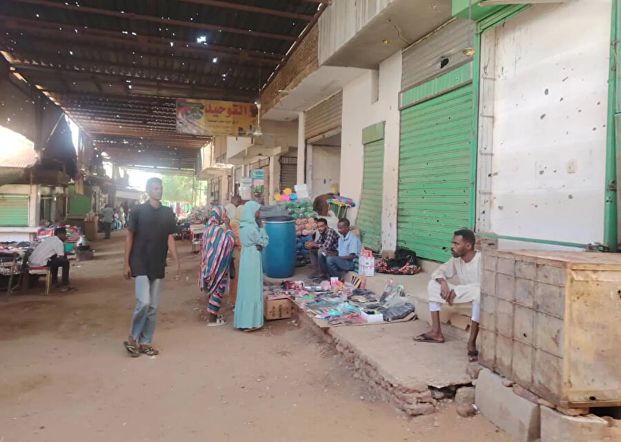 Afrika’nın en büyük çarşılarından biri olan Sudan'daki Umdurman Çarşısı, şehirde yaklaşık 25 aydır süren çatışmaların ardından, ordu kontrolündeki başkente dönüşlerin başlamasıyla yeniden canlanma sürecine girdi.