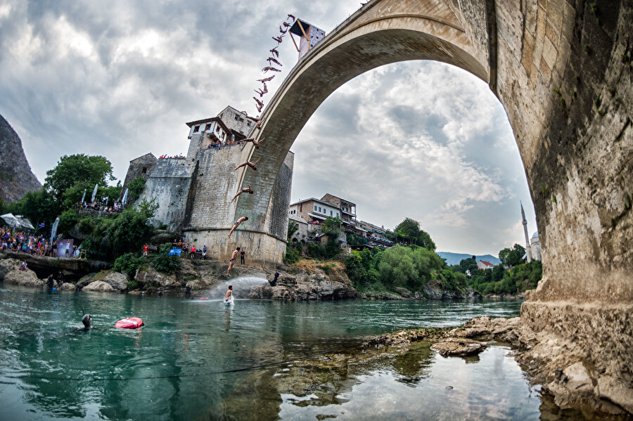 Mostar Köprüsü'nden atlayan yarışmacılar.