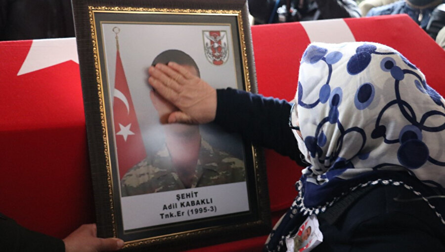 Şehit annesi oğlu tarafından dolandırıldı.