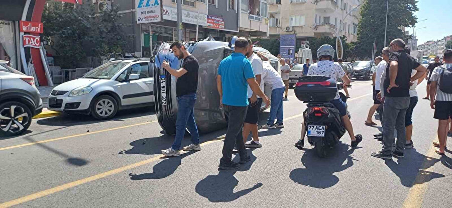 SUV tipi araç park halindeki iki otomobile çarparak devrildi: O anlar kamerada
