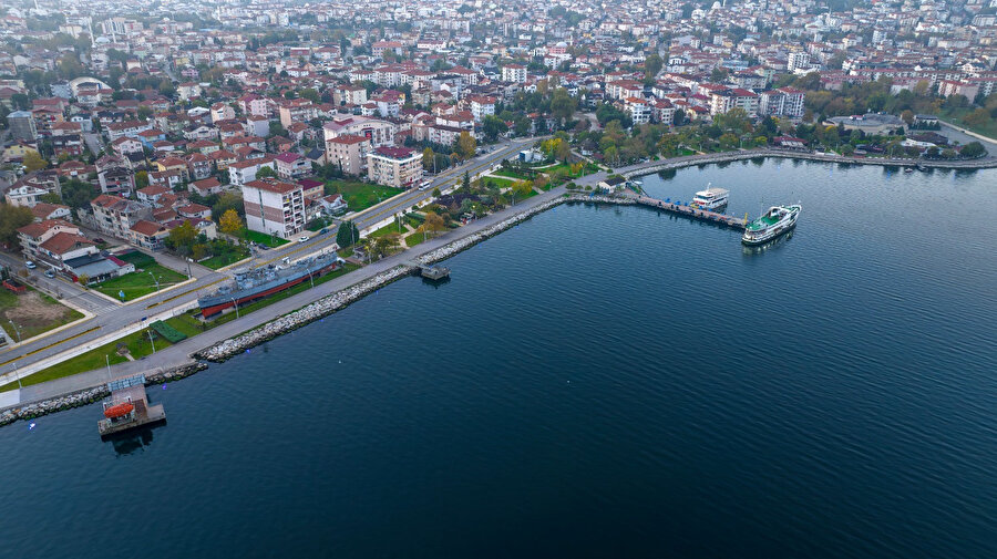 Antik çağlardan günümüze kadar uzanan tarihsel süreçte birçok medeniyete ev sahipliği yapmış olan Kocaeli, sahip olduğu arkeolojik değerler, tarihi yapılar, müzeler, anıtlar ve kültürel miras alanları ile âdeta yaşayan bir tarih haritası sunuyor. 