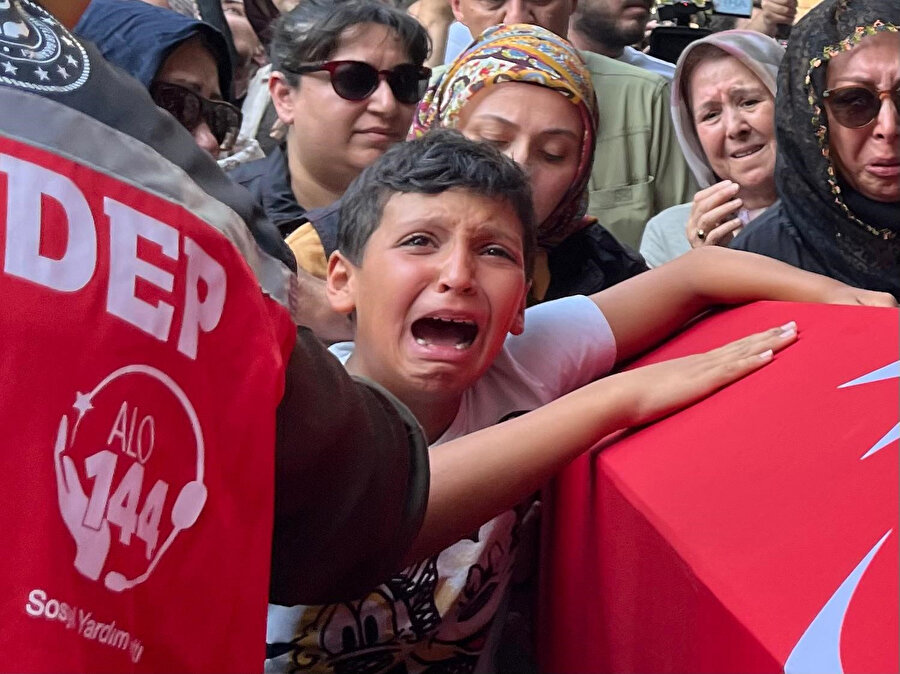 Şehidin töreninde duygulandıran anlar: Baba, ben sensiz ne yapacağım?