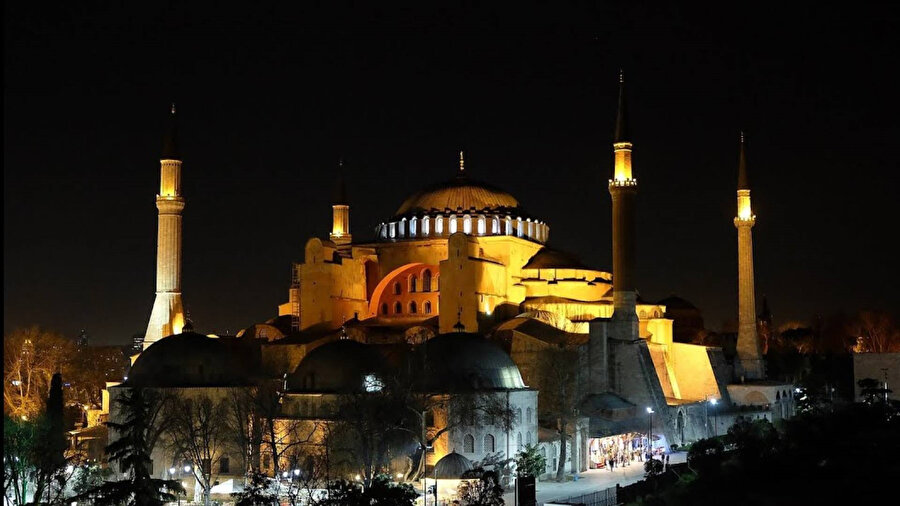 ​Ayasofya-i Kebir Cami-i Şerifi'nin ibadete açılışının 5. yıl dönümünde sabah namazı programı düzenlendi
