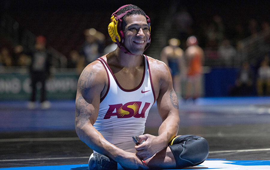 Doğuştan bir bacağı olmayan bir çocuk, güreş minderi üzerinde devlere kafa tutuyordu.