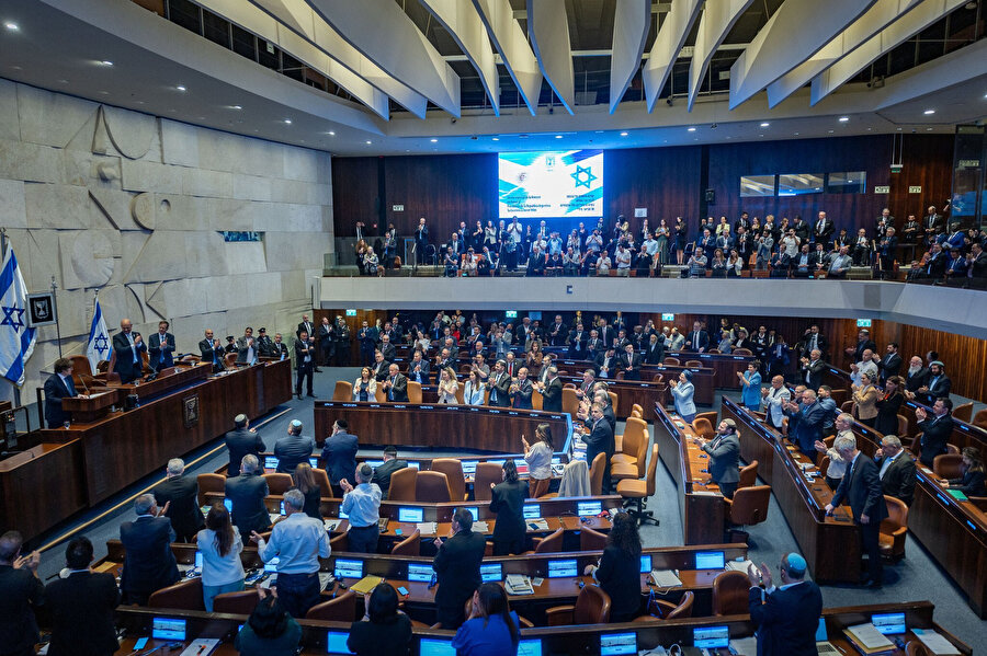 Likud koalisyonundan geniş destek almasının yanı sıra muhafazakar Yisrael Beiteinu partisi, bağımsız milletvekili Idan Roll ve aşırı sağcı Noam Partisi lideri Avi Maoz önergenin lehine oy kullandı.