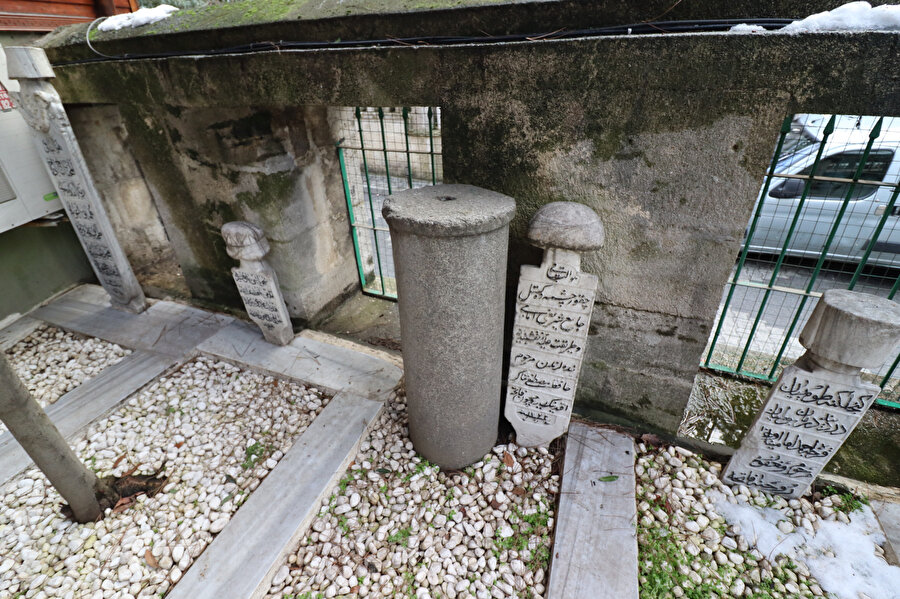 Aşçıbaşı Camii Haziresinde sadaka taşı.