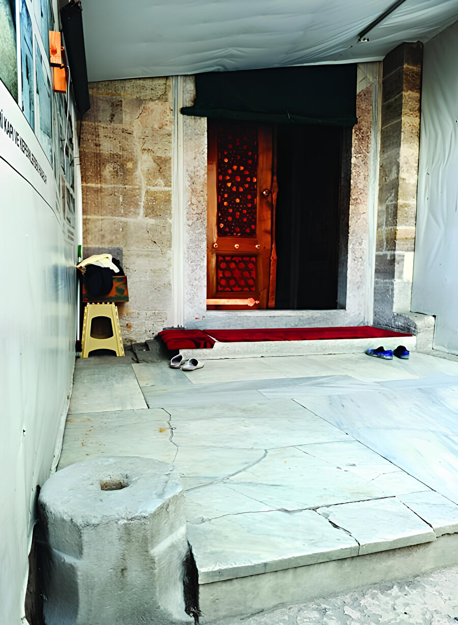 Edirnekapı Mihrimah Sultan Camii’nde sadaka taşı.