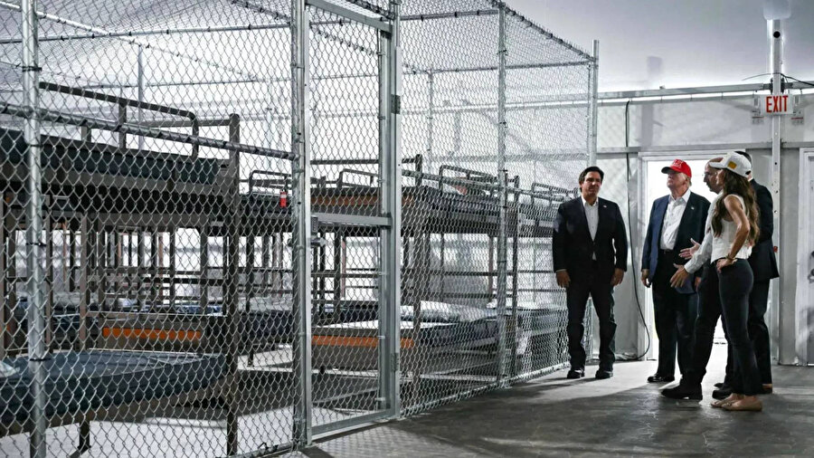 ABD, düzensiz göçmenlerin tutulması için Texas'ta 5 bin kişilik tesis inşa edecek.