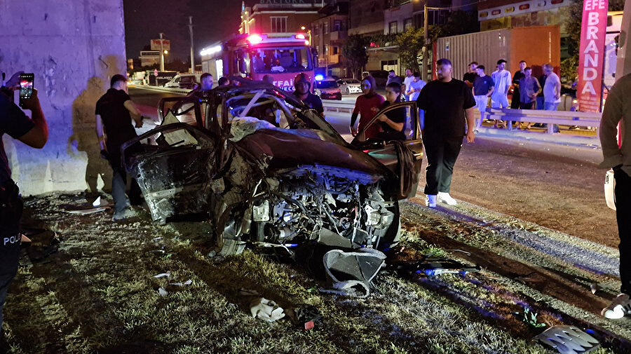 ​Feci kaza: Otomobil köprünün ayağına çarptı