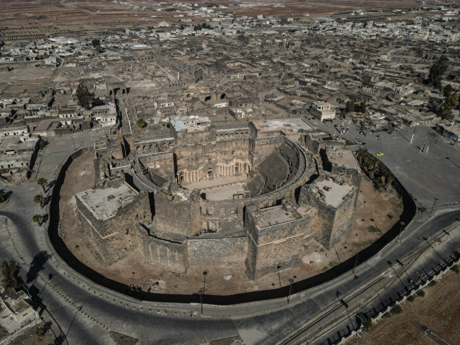 Busra: Devrik Baas rejimi döneminde askerî noktaya çevrilen antik kent
