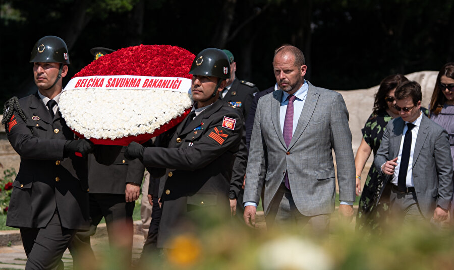 Belçikalı Bakan'ın Anıtkabir ziyareti gündem oldu: Çelenk bırakıp diz çöktü