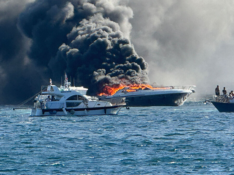 15 metrelik yat alev alev yandı: 4 kişi zorlukla kurtarıldı​