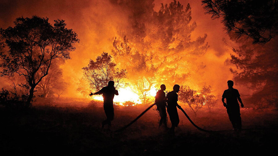 Çıkan yangınlarla ilgili 17 kişi tutuklandı.
