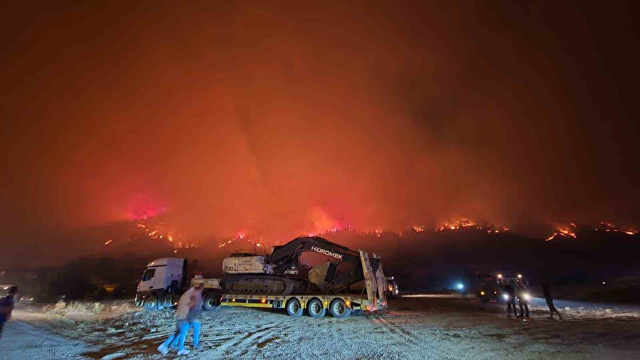 Karabük’teki yangın Ankara karayoluna indi: Ulaşım çift yönlü kapatıldı