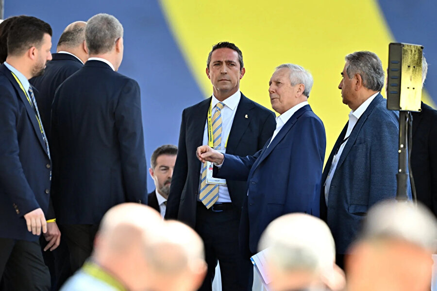 Ali Koç'un Aziz Yıldırım hamlesiyle salon bir anda ayaklandı