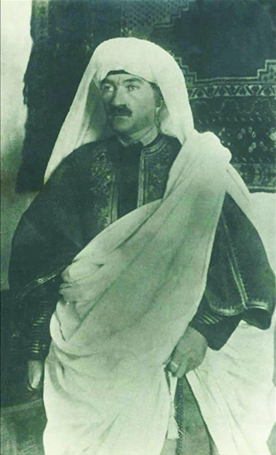 Senûsîlerin yerel kıyafeti olan "meşlah"ı giyen Atatürk.