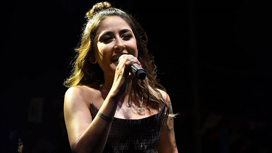 ​Şarkıcı Melek Mosso büyük kaza atlattı: Kafa üstü düştü! 'Eğer üç santim aşağı gelseydi...'