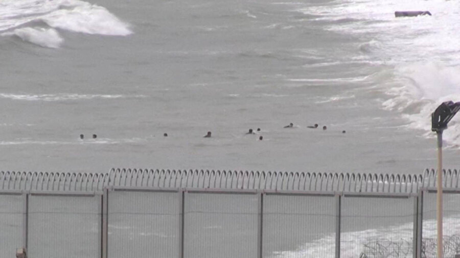 Fas'tan yüzerek İspanya'ya ulaşan düzensiz göçmen çocuk sayısı 500’ü aştı