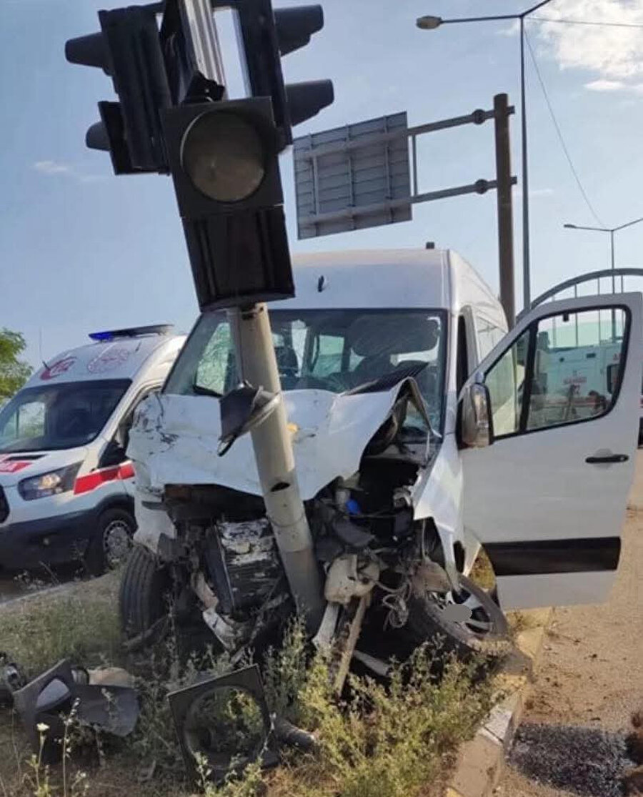 Karadeniz Sahil Yolu’nda minibüs ile otomobil çarpıştı: 13 yaralı