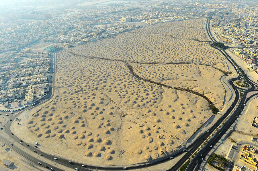 M.Ö. 2200 ile 1750 yılları arasında inşa edilen Dilmun Mezar Höyükleri, Tunç Çağı'nda bölgede gelişen Dilmun medeniyetinin yaşayan kalıntılarıdır.
