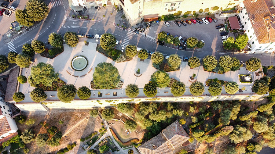 Piazza Matteotti’nin yeniden düzenlenmesi sürecinde benimsenen mimari yaklaşım, alanın tarihî kimliğini korurken çağdaş yaşamın ihtiyaçlarına uyum sağlayan bütüncül bir tasarım anlayışına dayanıyor.nn