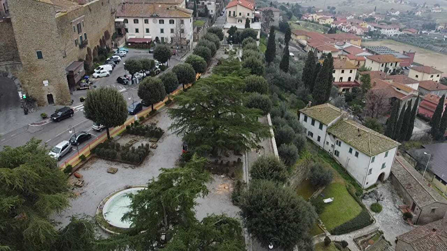 Piazza Giacomo Matteotti, Castiglion Fiorentino’nun tarihî merkezinde yer alan ve kente açılan önemli bir kamusal meydan ve bahçe alanıdır.