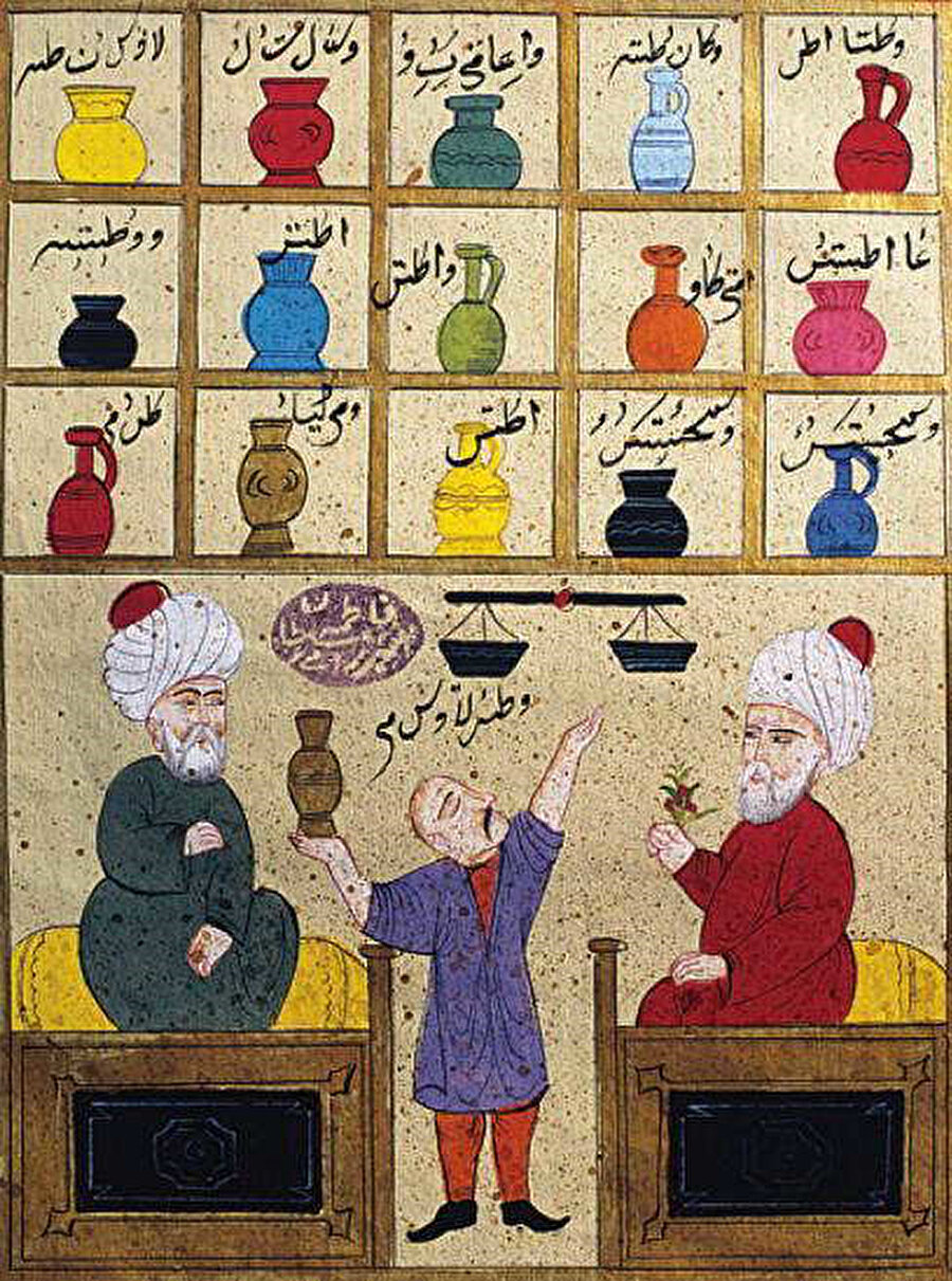 Çiçek hastalığına yakalanmış hastayı tedavi etmek için ilaçlar hazırlayan eczacı.