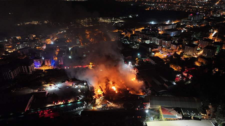 Çekmeköy’deki fabrika yangını kontrol altına alındı, İstanbul Valiliği'nden açıklama geldi