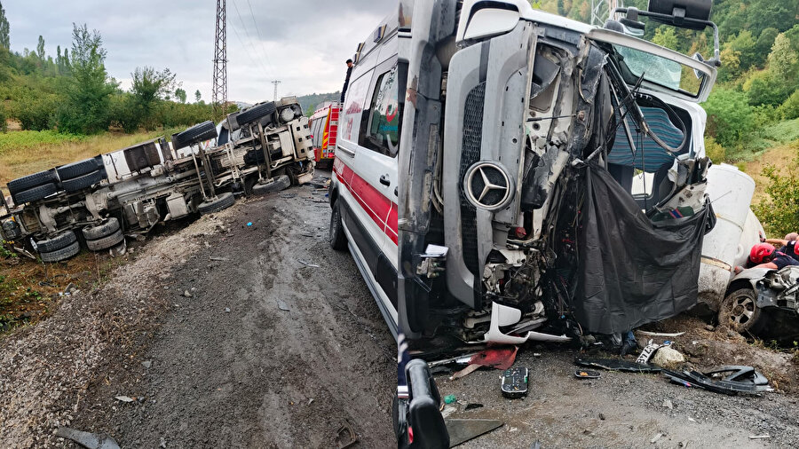 Feci kazada beton mikseri, otomobilin üzerine devrildi: Bir ölü, bir yaralı