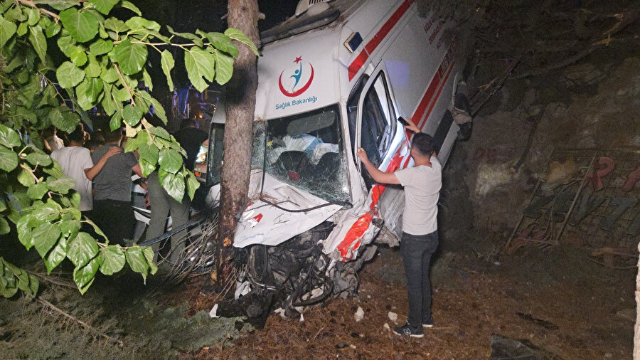 Bursa’da kamyonet ile hasta nakil ambulansı çarpıştı; 5 yaralı
