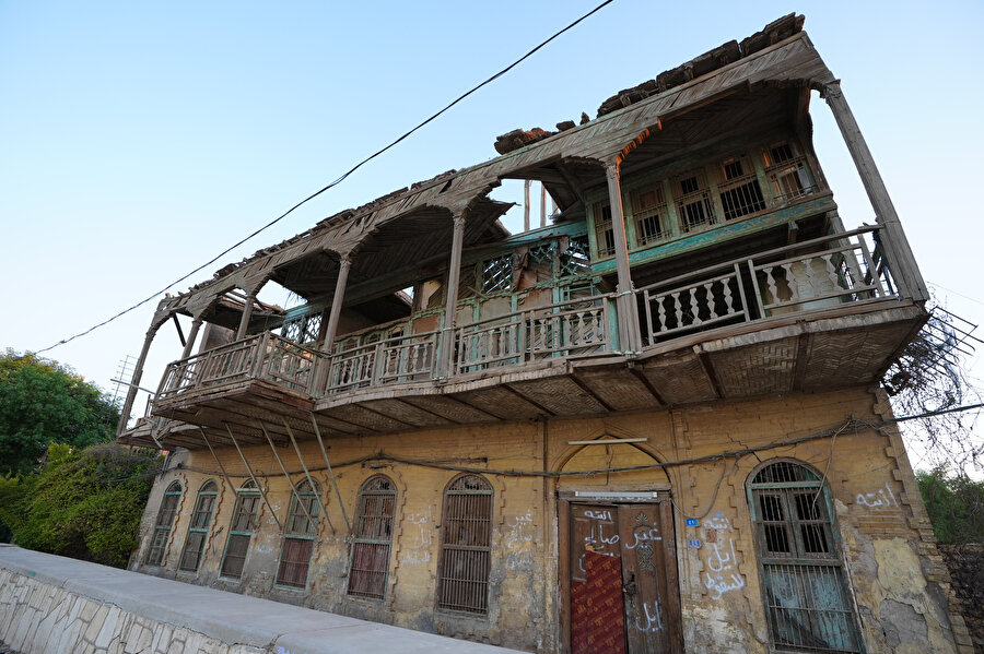 Agatha Christie, Irak'ta yaklaşık 13 sene yaşadı. Tarihî eserler uzmanı olan kocasının burada bulduğu birçok eser müzelerde yer alıyor.