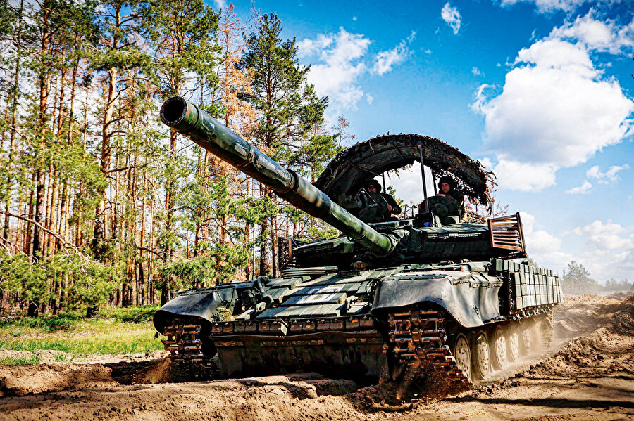 2020-2024 periyodunun en çarpıcı görüntülerinden biri Rusya’ya ait. Kendi deyimiyle “Ukrayna Özel Operasyonu” başlamadan önce Rusya’nın küresel silah ticaretindeki payı yüzde 22’yi aşıyordu, ancak Ukrayna savaşı beklendiği gibi kısa sürede bitmeyince bunun faturası ister istemez Rus silah sanayiine çıkmış oldu. 