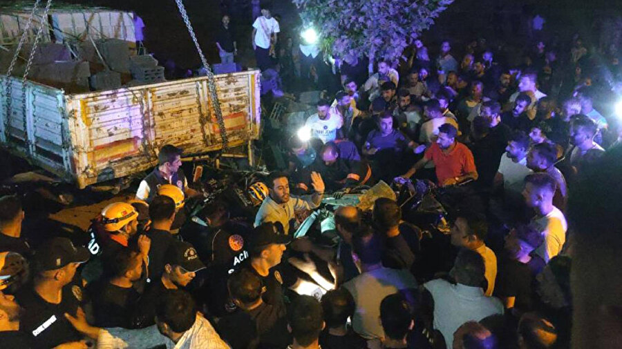 Otomobil park halindeki briket yüklü tıra çarptı.