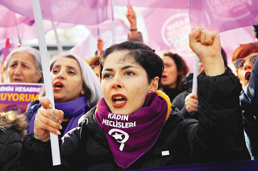 Sözleşme öncelikle toplumsal cinsiyet kavramı ile fıtratı öldürüyor. Bu kavrama göre erkekkadın arasında üreme haricinde bir fark yok. Bu sebeple erkeğin aile reisi, kadının ev hanımı olması; çocuk büyütme görevinin kadında, evin geçimini temin etme görevinin erkekte kabul edilmesi vb. hususların hepsi de toplumların “uydurduğu” şeyler.