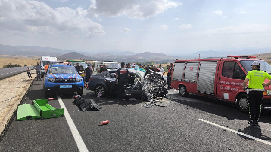 Tokat’ın Zile ilçesinde meydana gelen trafik kazasında 4 kişi hayatını kaybetti.