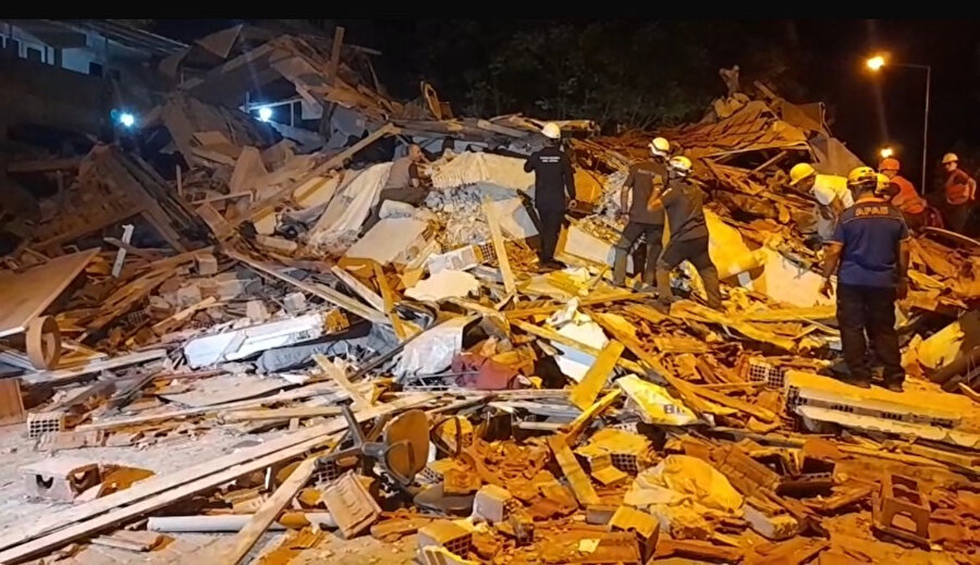 ​Balıkesir'de meydana gelen 6.1 büyüklüğündeki depremde o bina yıkılmıştı: GZT binanın önceki görüntüsüne ulaştı