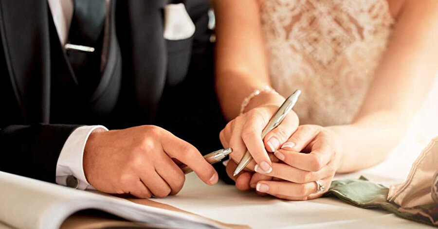 Yeni evlenecek çiftlere büyük fırsat: Evlilik indirimi yapan markalar listesi 19 firma ile genişledi... Peki hangi markalar yeni evlenecek çiftlere indirim yapıyor?